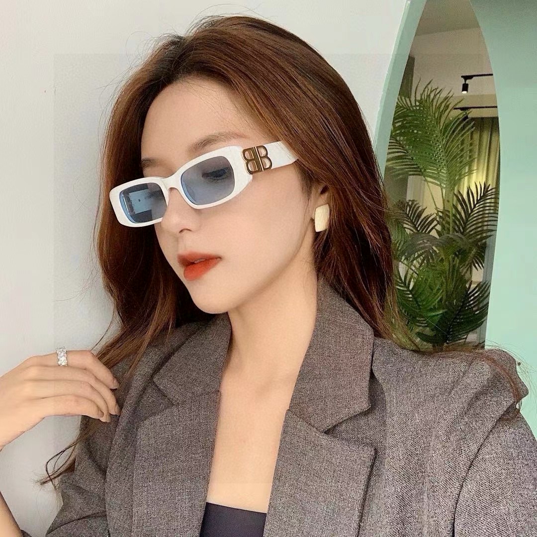  balenciaga 巴黎世家
你和女明星只差这副BALENCIAGA墨镜
这副真的太酷啦~
好多时尚
