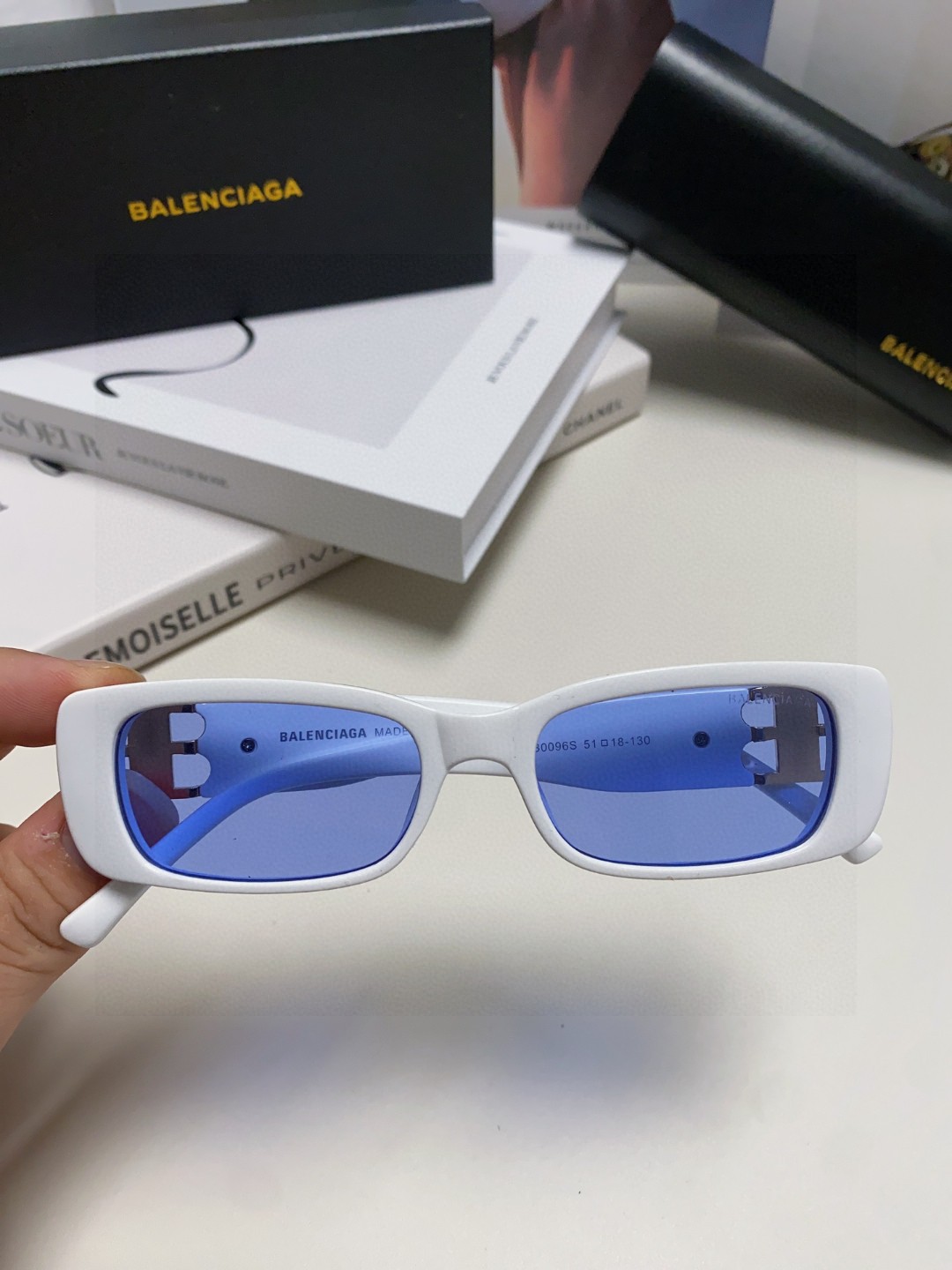  balenciaga 巴黎世家
你和女明星只差这副BALENCIAGA墨镜
这副真的太酷啦~
好多时尚