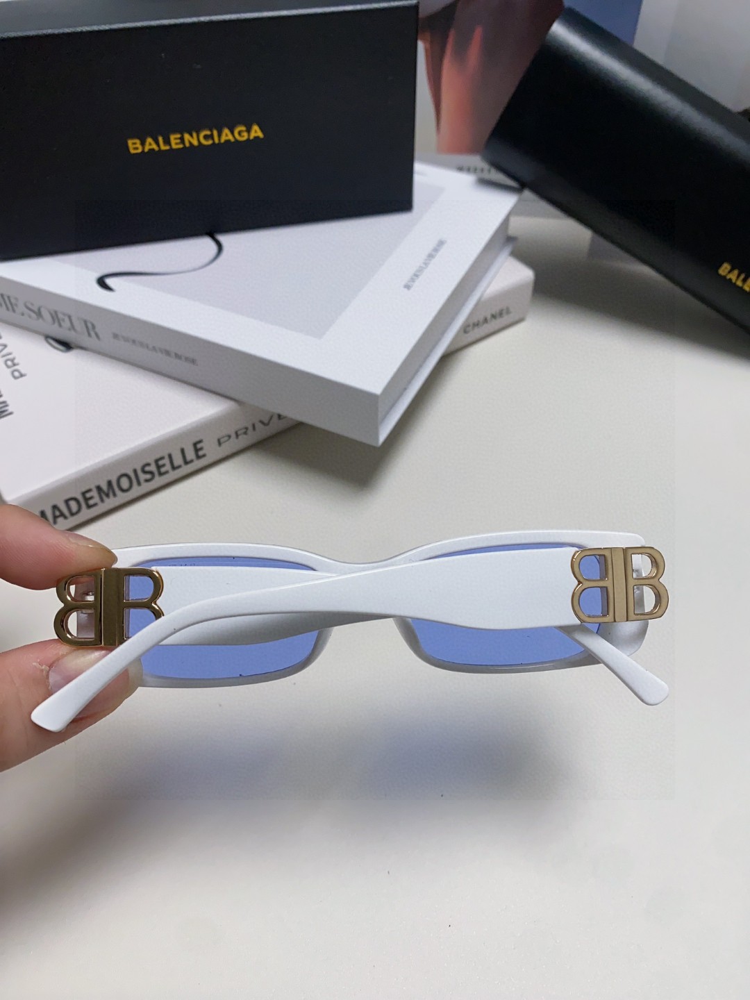  balenciaga 巴黎世家
你和女明星只差这副BALENCIAGA墨镜
这副真的太酷啦~
好多时尚