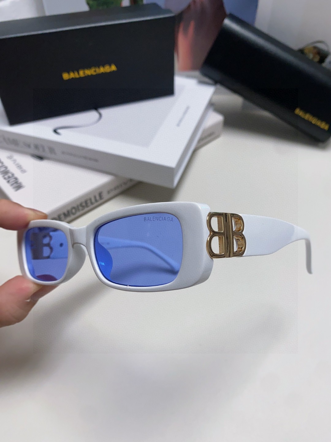  balenciaga 巴黎世家
你和女明星只差这副BALENCIAGA墨镜
这副真的太酷啦~
好多时尚