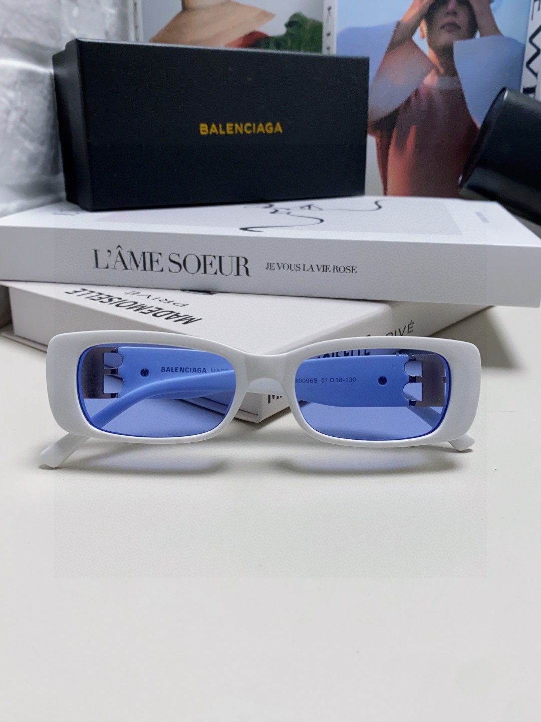  balenciaga 巴黎世家
你和女明星只差这副BALENCIAGA墨镜
这副真的太酷啦~
好多时尚