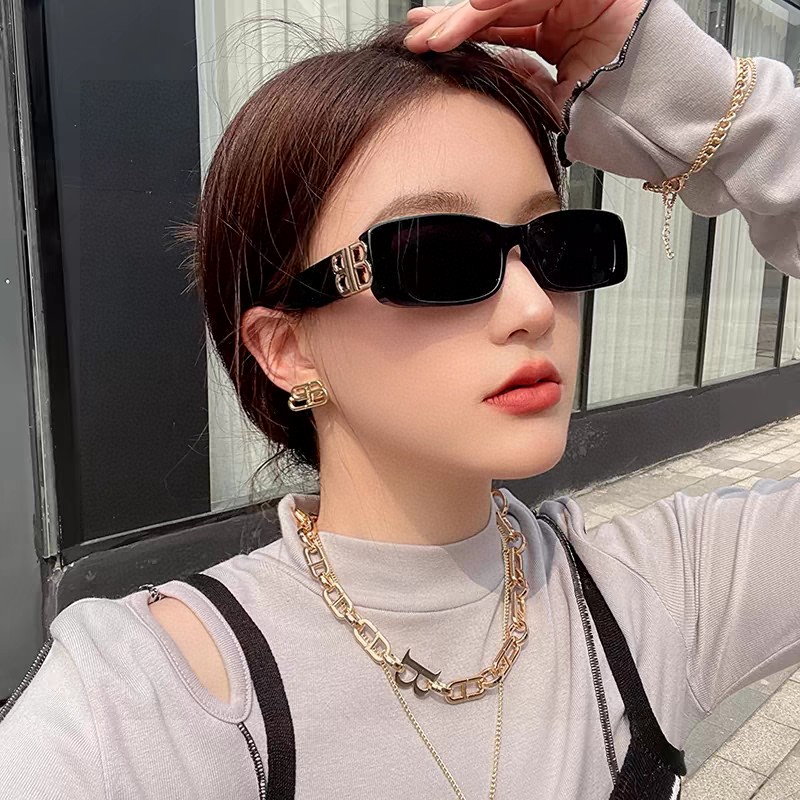  balenciaga 巴黎世家
你和女明星只差这副BALENCIAGA墨镜
这副真的太酷啦~
好多时尚