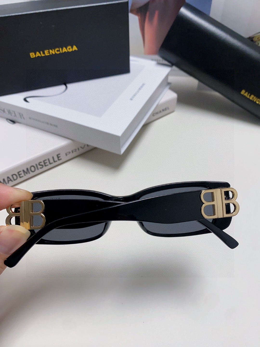  balenciaga 巴黎世家
你和女明星只差这副BALENCIAGA墨镜
这副真的太酷啦~
好多时尚