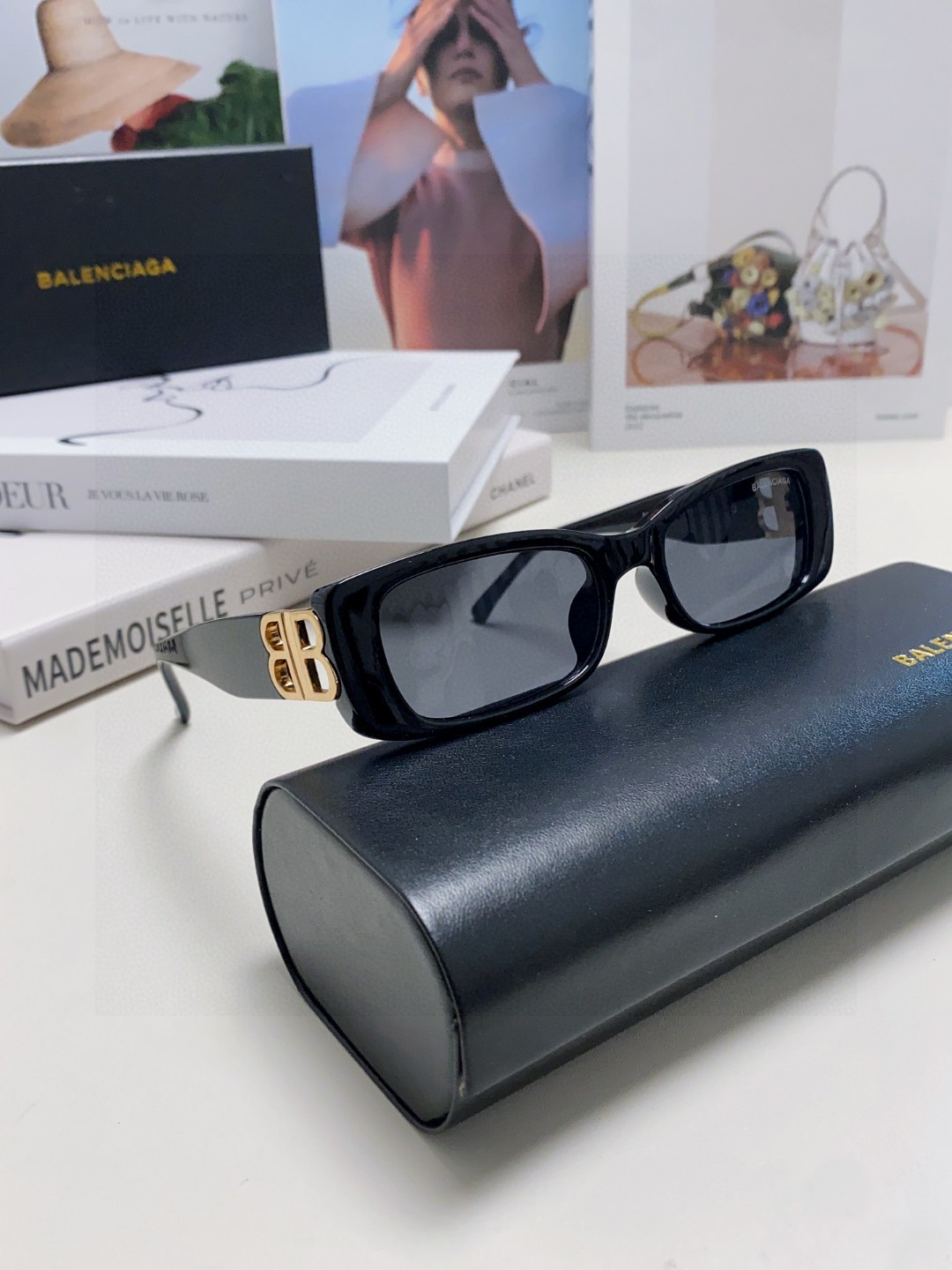  balenciaga 巴黎世家
你和女明星只差这副BALENCIAGA墨镜
这副真的太酷啦~
好多时尚