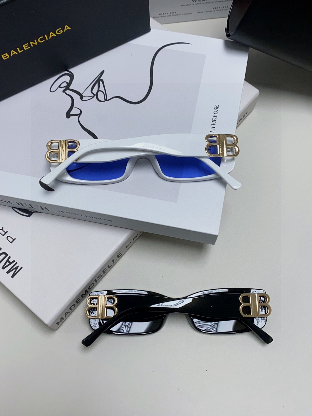  balenciaga 巴黎世家
你和女明星只差这副BALENCIAGA墨镜
这副真的太酷啦~
好多时尚