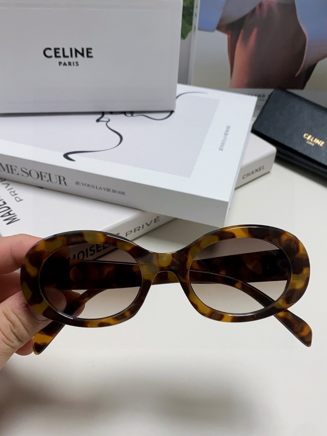  Celine CL40194 高版复刻
凯旋门太阳镜超级明星款 
毫不犹豫就下手了。。
size 52