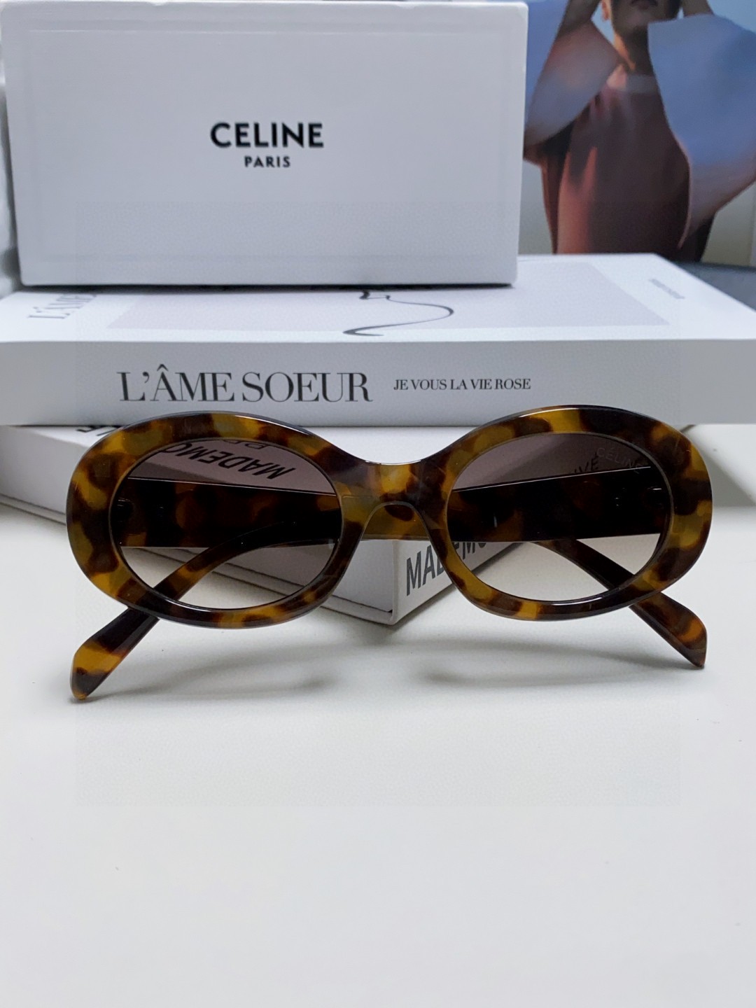  Celine CL40194 高版复刻
凯旋门太阳镜超级明星款 
毫不犹豫就下手了。。
size 52