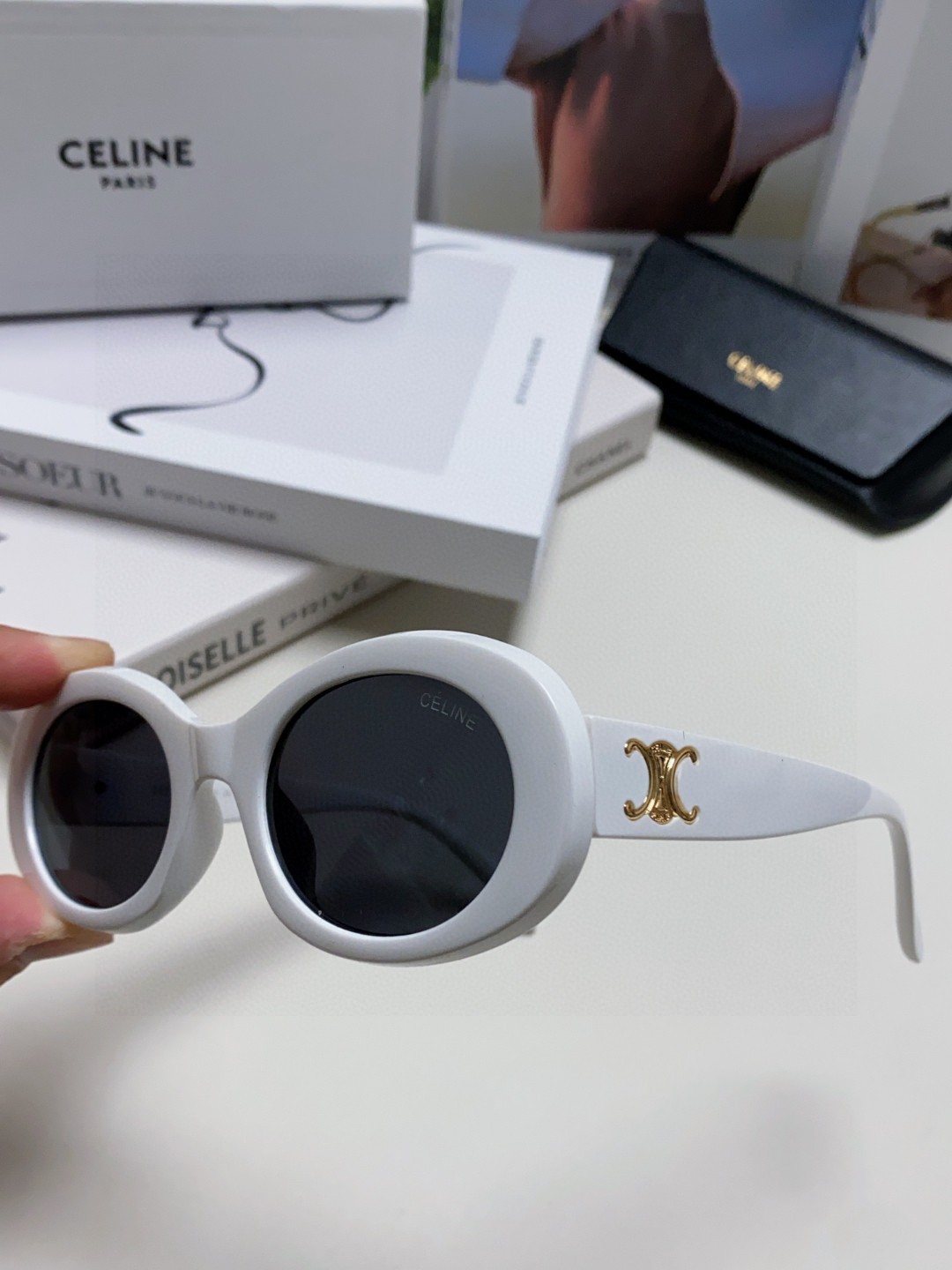  Celine CL40194 高版复刻
凯旋门太阳镜超级明星款 
毫不犹豫就下手了。。
size 52
