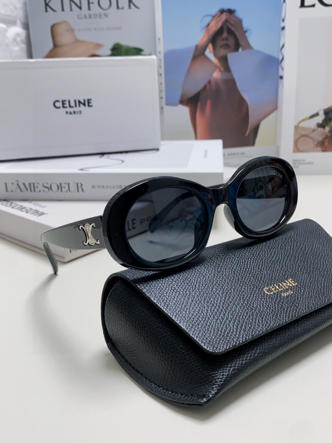  Celine CL40194 高版复刻
凯旋门太阳镜超级明星款 
毫不犹豫就下手了。。
size 52