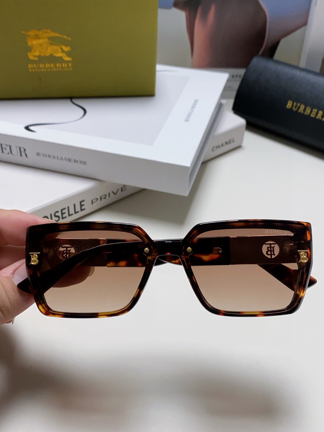  Burberry巴宝莉 2025新款女士太阳镜  时尚潮流休闲墨镜 女款驾车出行太阳眼镜 