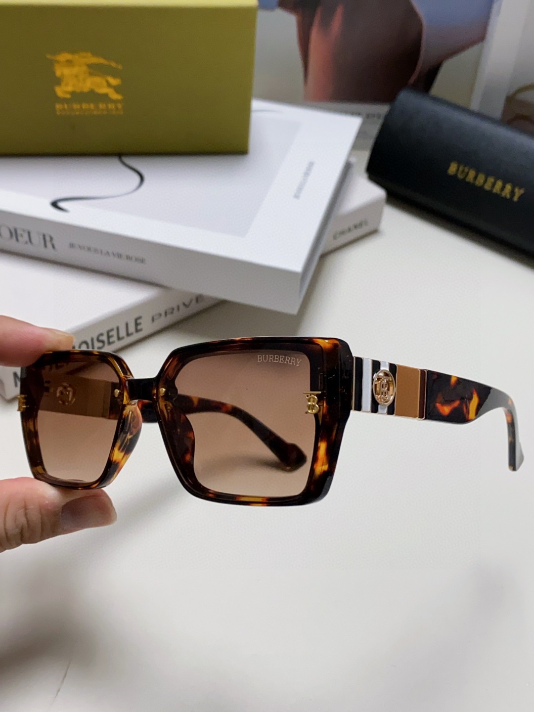  Burberry巴宝莉 2025新款女士太阳镜  时尚潮流休闲墨镜 女款驾车出行太阳眼镜 