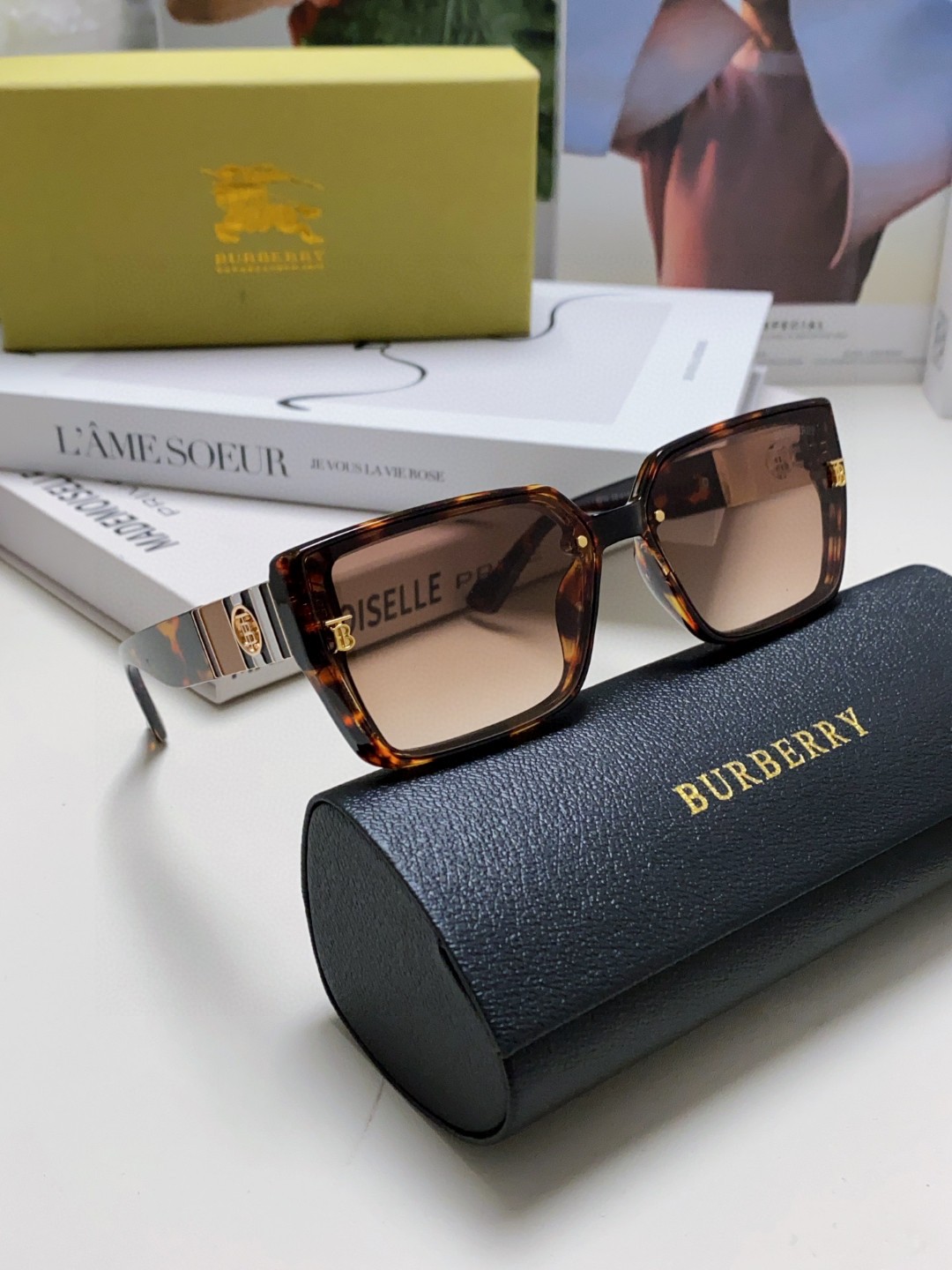  Burberry巴宝莉 2025新款女士太阳镜  时尚潮流休闲墨镜 女款驾车出行太阳眼镜 