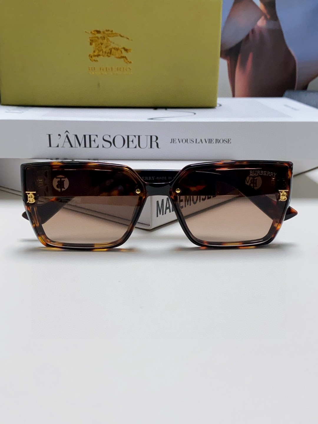  Burberry巴宝莉 2025新款女士太阳镜  时尚潮流休闲墨镜 女款驾车出行太阳眼镜 
