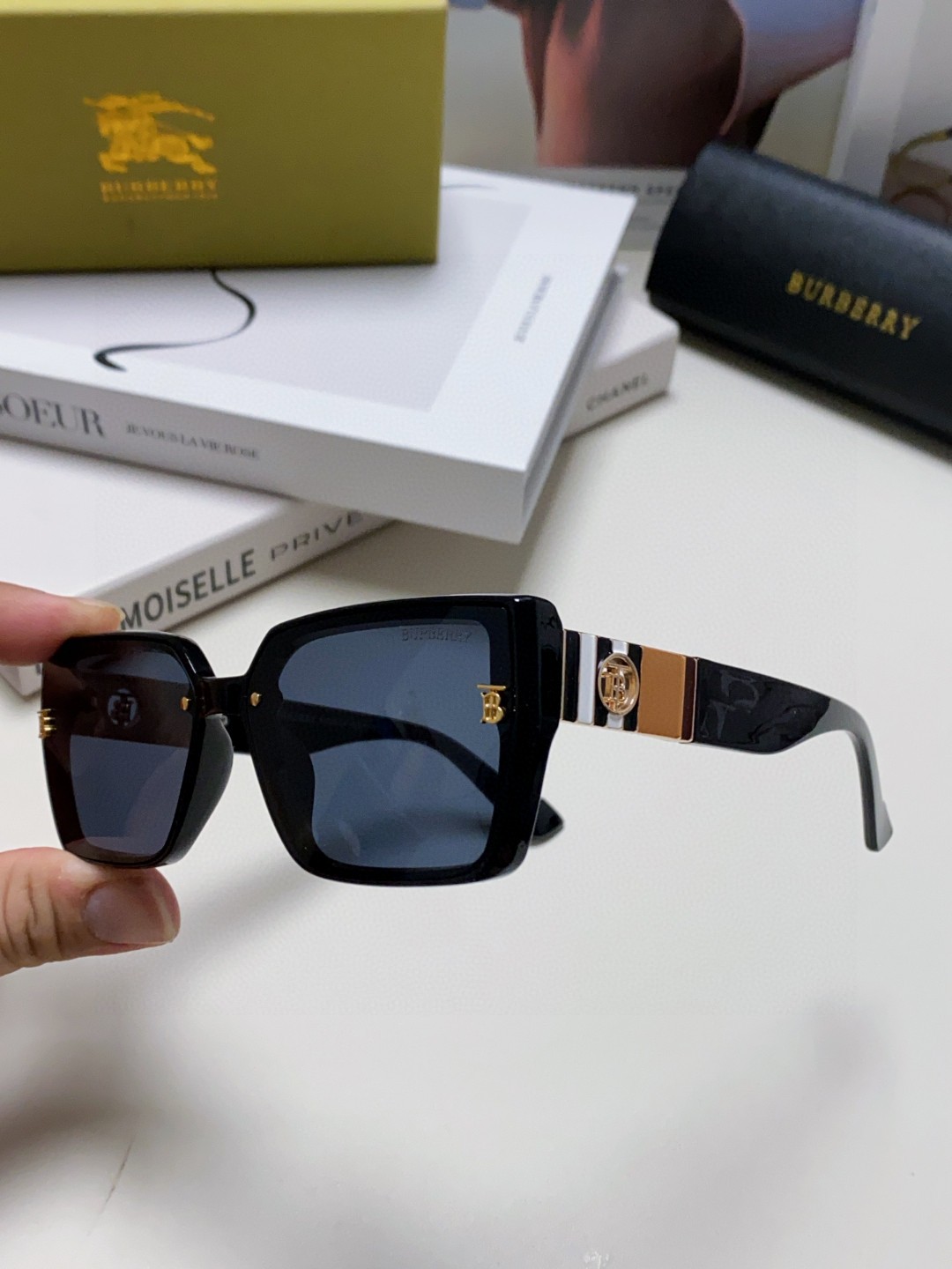  Burberry巴宝莉 2025新款女士太阳镜  时尚潮流休闲墨镜 女款驾车出行太阳眼镜 
