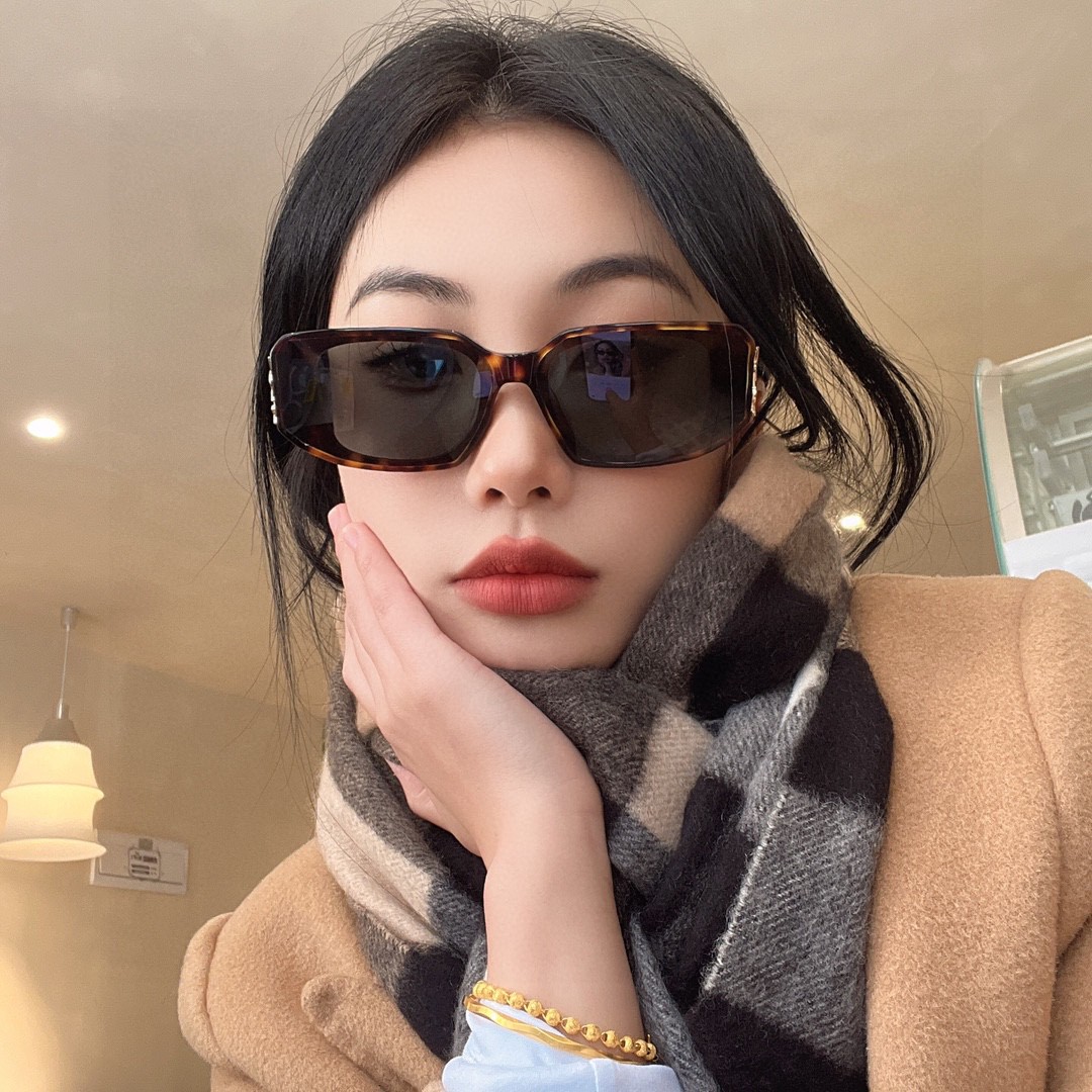  MIUMIU墨镜可盐可甜！！！太喜欢了！！
美女子们怎么可以没有一副好看的墨镜呢
这个款式的太阳镜真的