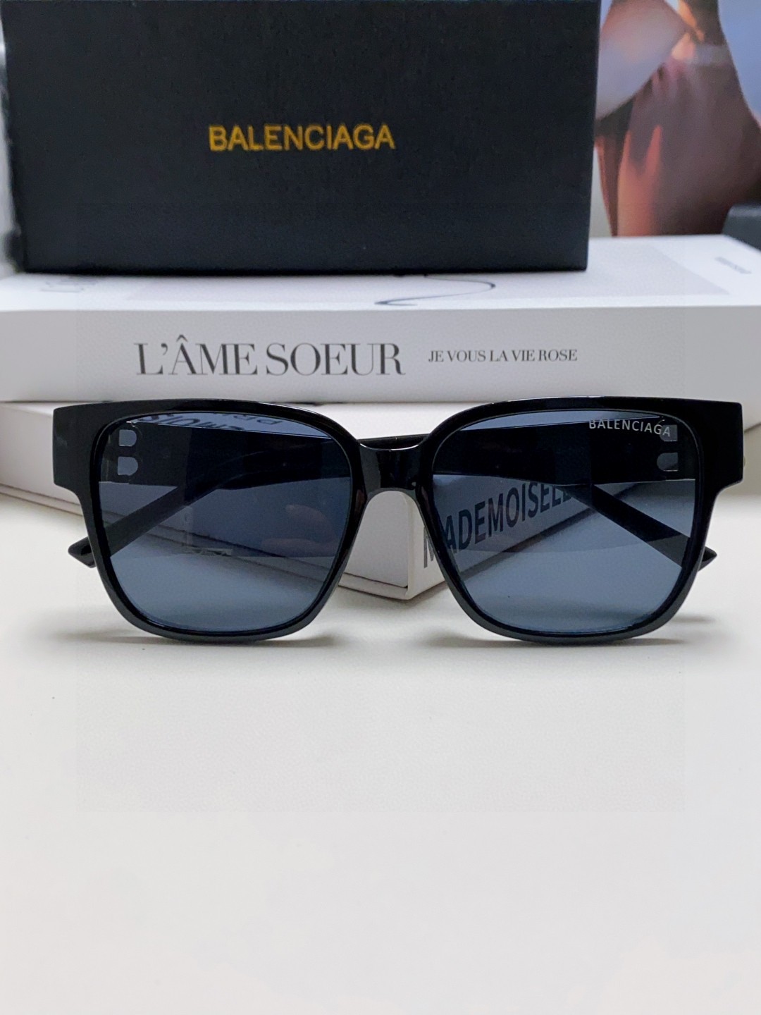  巴黎世家 BALENCIAGA太阳镜方形复古潮流墨镜复古框型与百搭镜片色彩，镜腿装饰金色对称式 BB标