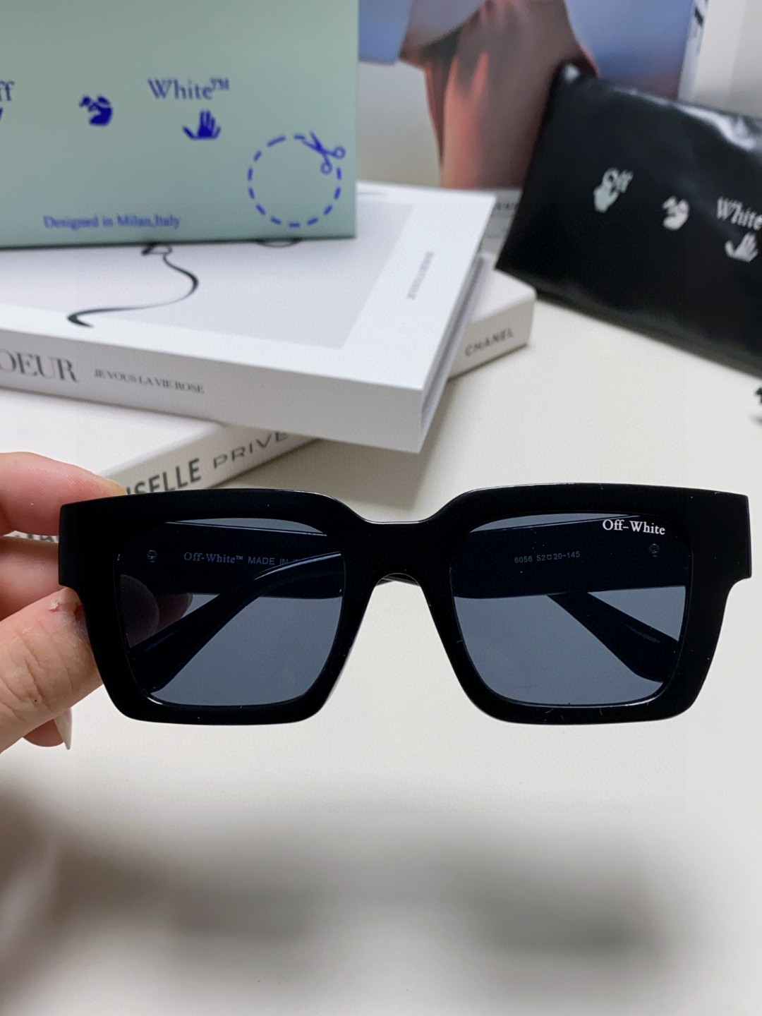  Off-White最新设计风格 原版定制 品质满满 他几乎囊括了潮牌墨镜该有的一切无素。。 0ff-W