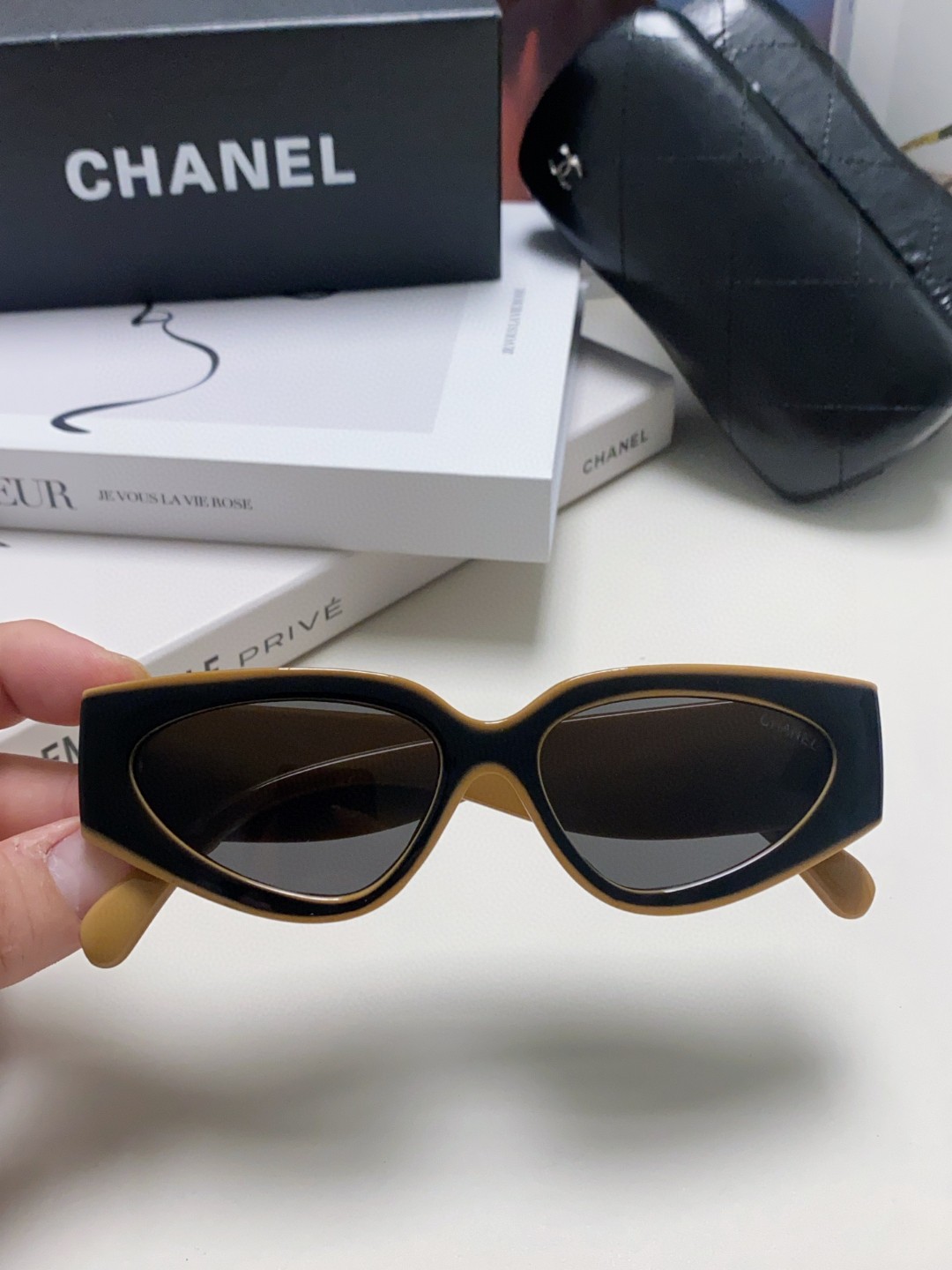  Chanel香奈儿 2025新款墨镜猫眼太阳镜窄框女韩版24SS镜框熊猫黑白配色新款 女款