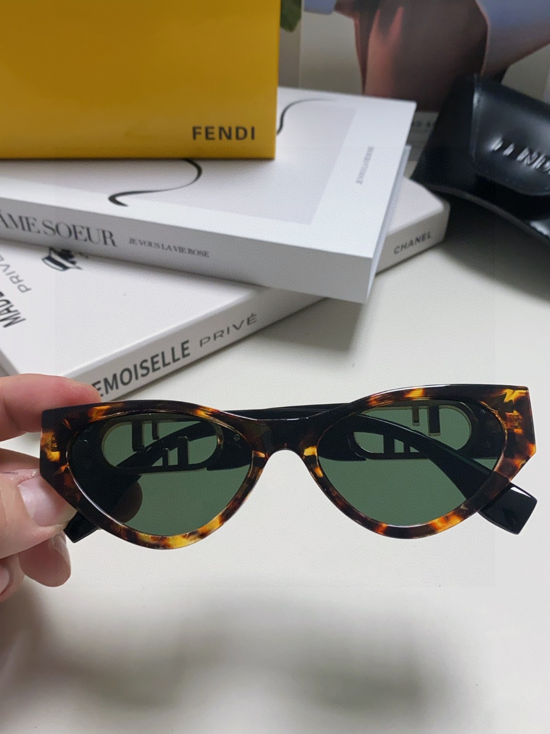   Fendi芬迪 欧美小猫眼 太阳镜 时尚金属标墨镜 高档大气款 百搭  女士墨镜 爆款单品
