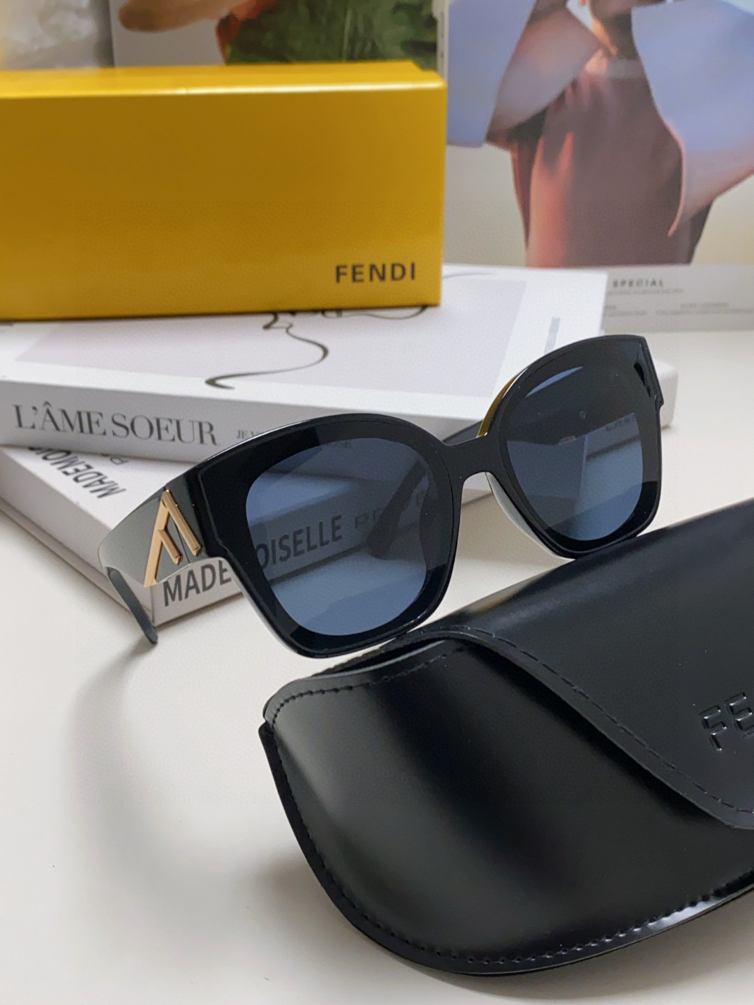  FENDI芬迪 全新logo设计 简约时尚 镜面采用零弯镜片 一气呵成  