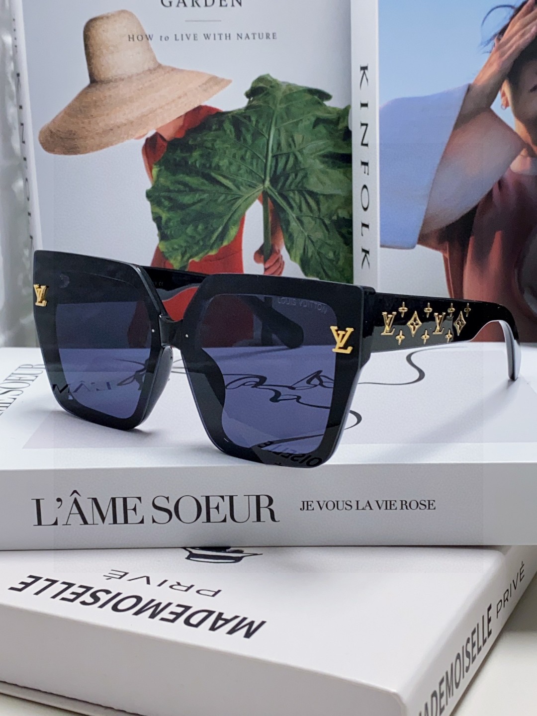  LV路易威登 墨镜 女款墨镜🕶️好看上脸超大气显脸小，小满印不会有土气暴发户的感觉，男女都能带，