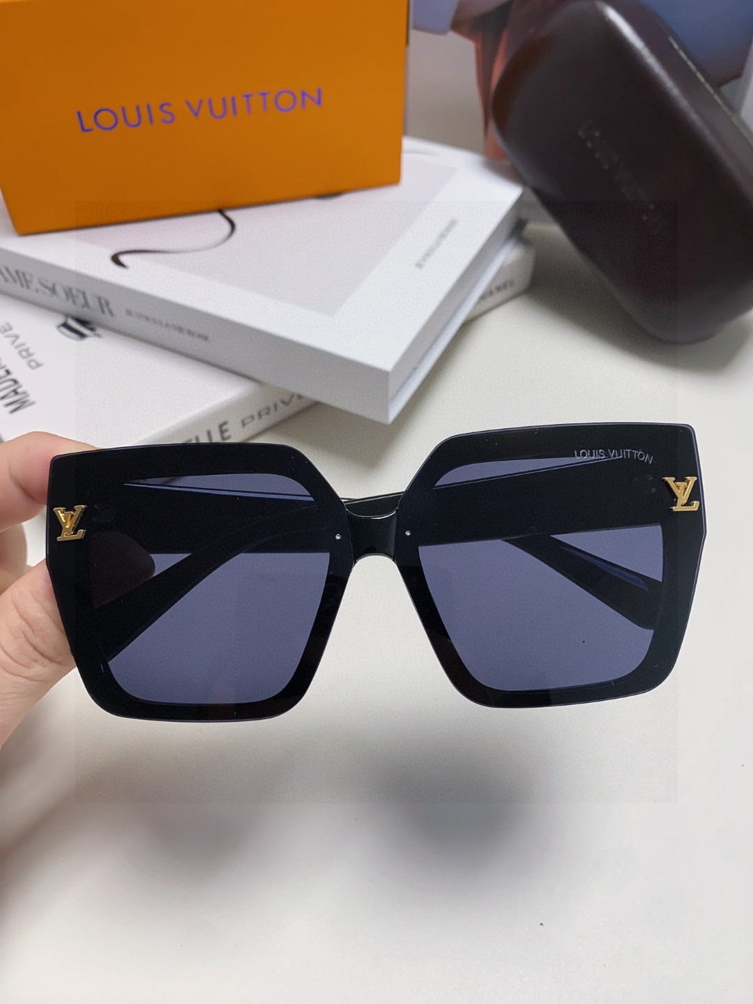  LV路易威登 墨镜 女款墨镜🕶️好看上脸超大气显脸小，小满印不会有土气暴发户的感觉，男女都能带，