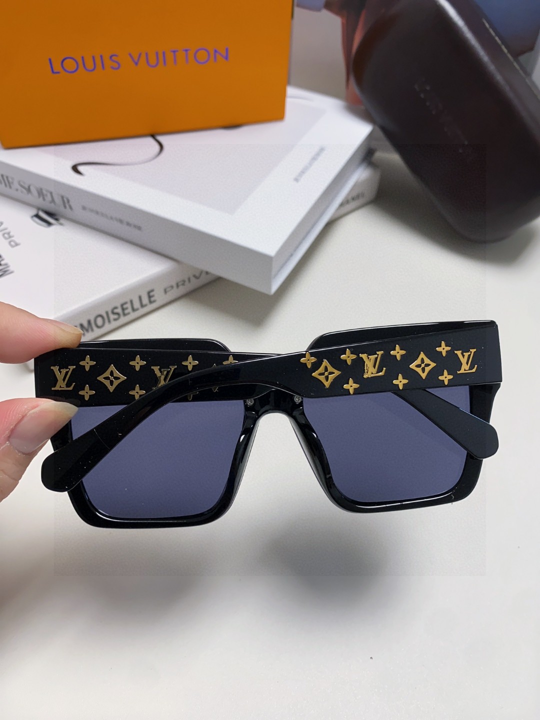  LV路易威登 墨镜 女款墨镜🕶️好看上脸超大气显脸小，小满印不会有土气暴发户的感觉，男女都能带，
