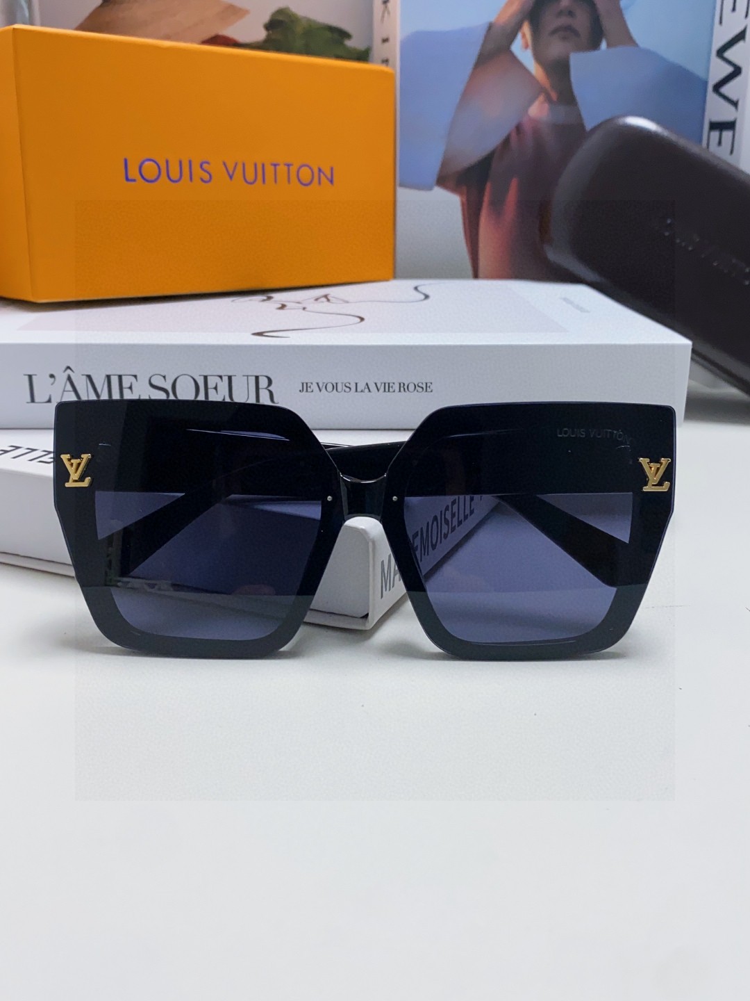  LV路易威登 墨镜 女款墨镜🕶️好看上脸超大气显脸小，小满印不会有土气暴发户的感觉，男女都能带，