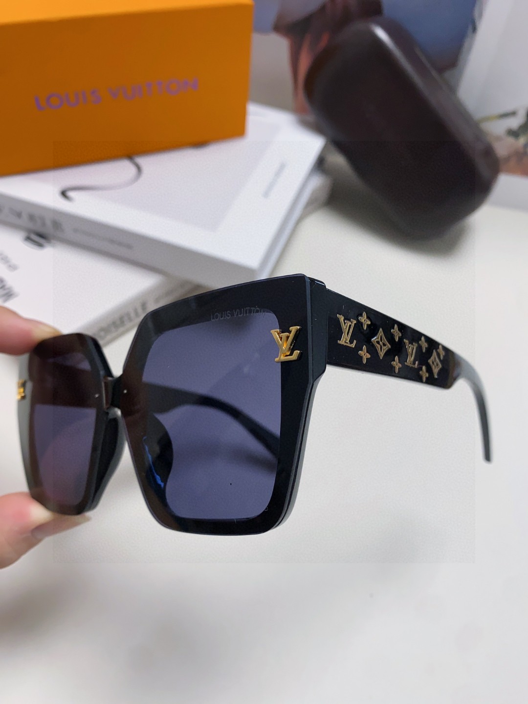  LV路易威登 墨镜 女款墨镜🕶️好看上脸超大气显脸小，小满印不会有土气暴发户的感觉，男女都能带，