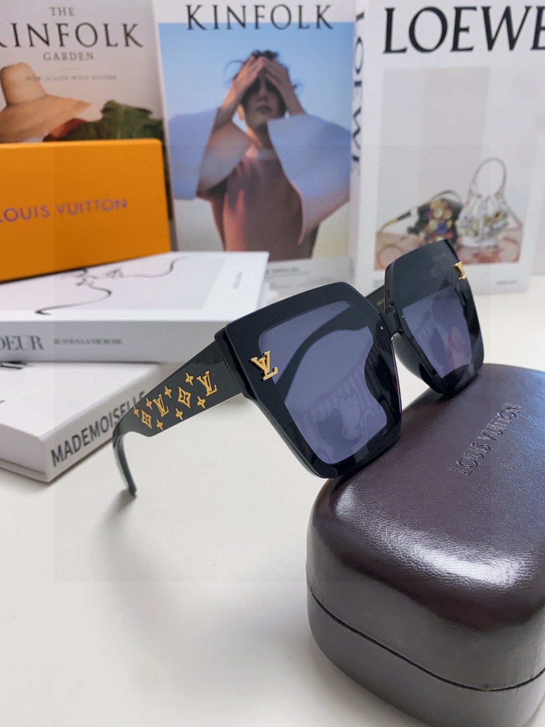  LV路易威登 墨镜 女款墨镜🕶️好看上脸超大气显脸小，小满印不会有土气暴发户的感觉，男女都能带，