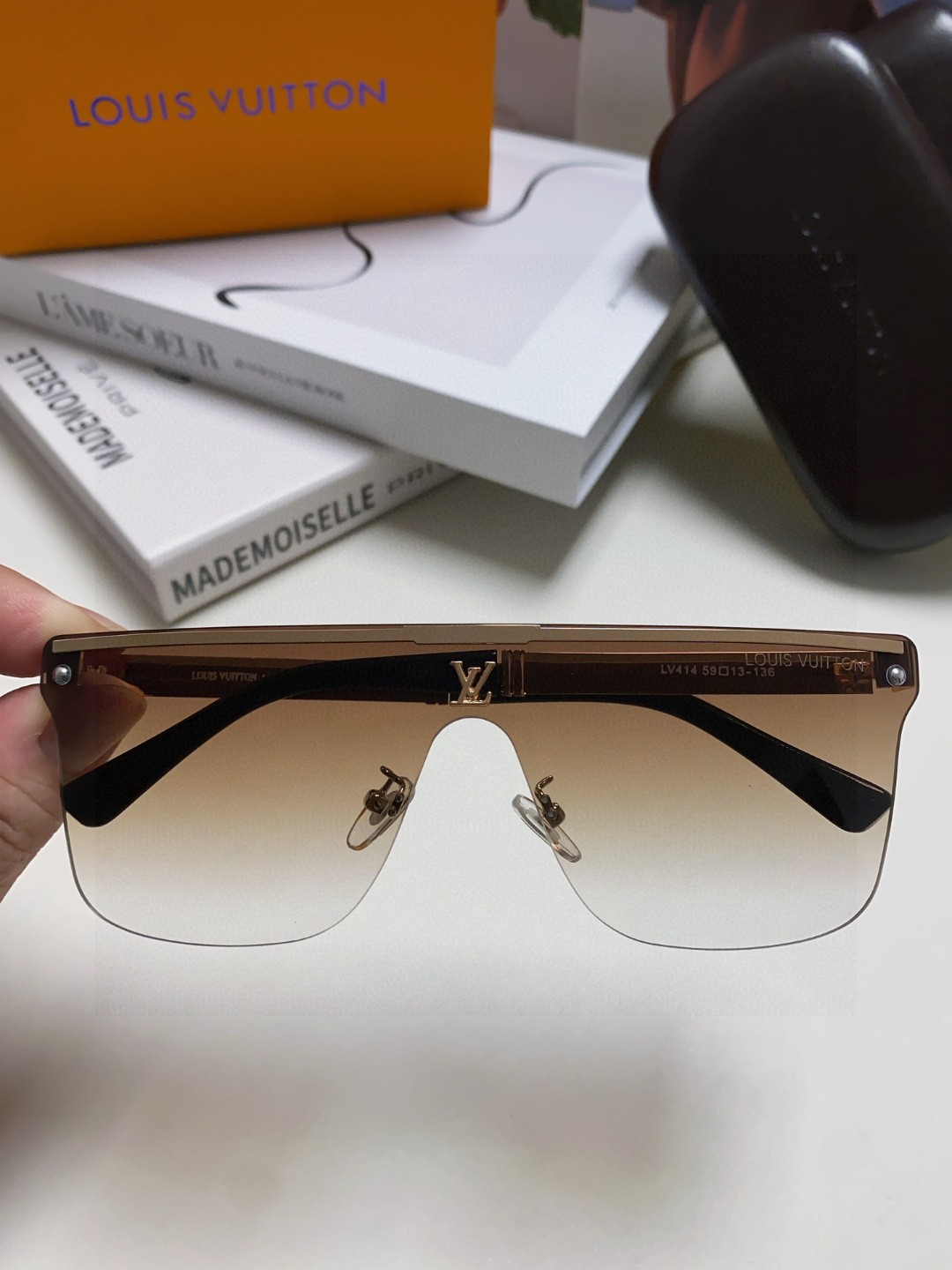  Lv路易威登男士新款太阳墨镜🕶️，老花陵格镜腿，出游开车必备