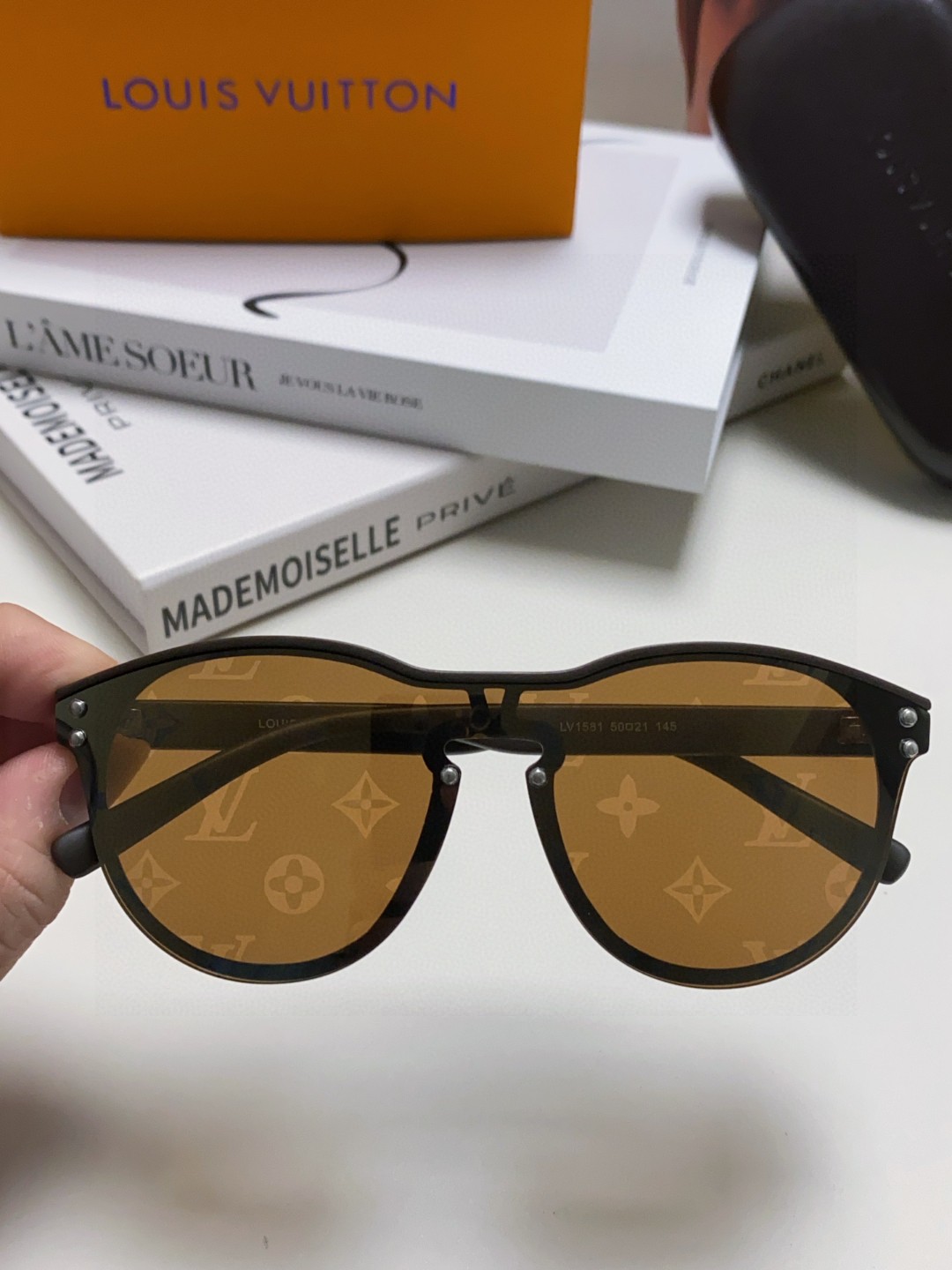  LOUIS VUITTON 圆框 细节满满 原版LV切边无框造型 华丽转身 拥有无限品位 图案设计  