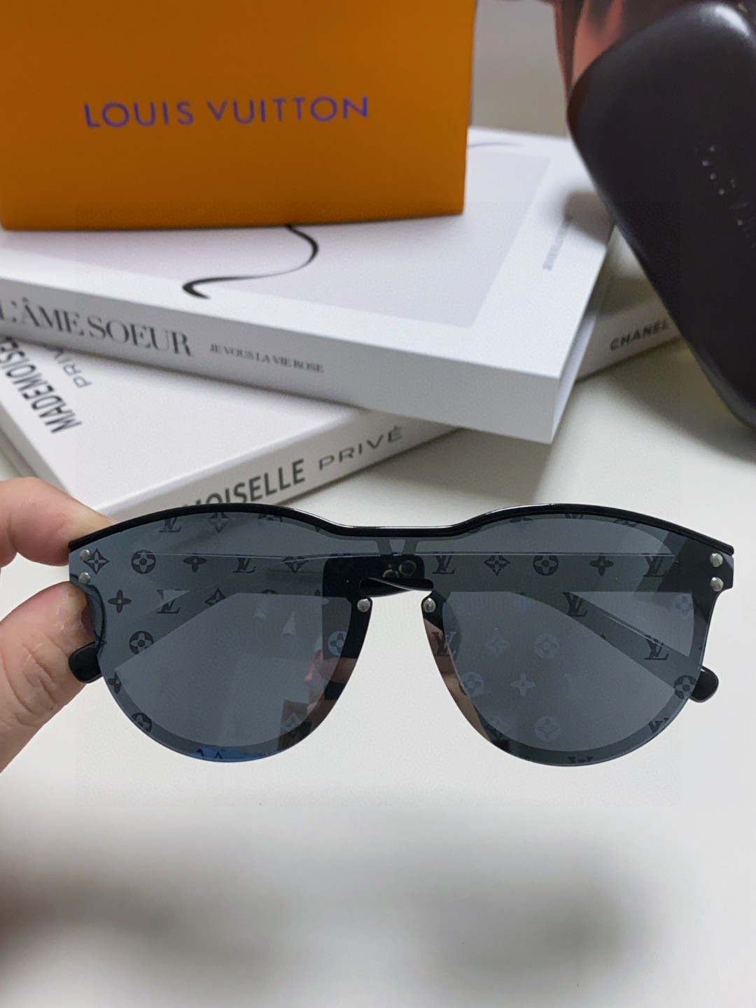  LOUIS VUITTON 圆框 细节满满 原版LV切边无框造型 华丽转身 拥有无限品位 图案设计  