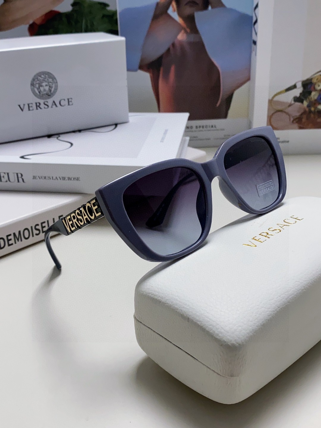   VERSACE 范思哲 👍 Size ：53口18-145
绝对要买😎真心美的让人非常非常心动  上