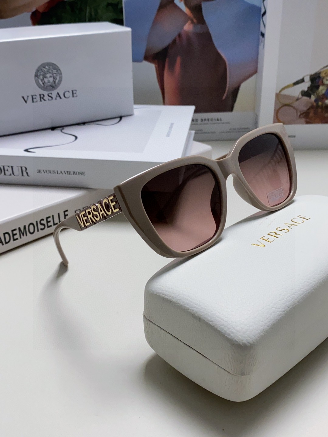   VERSACE 范思哲 👍 Size ：53口18-145
绝对要买😎真心美的让人非常非常心动  上