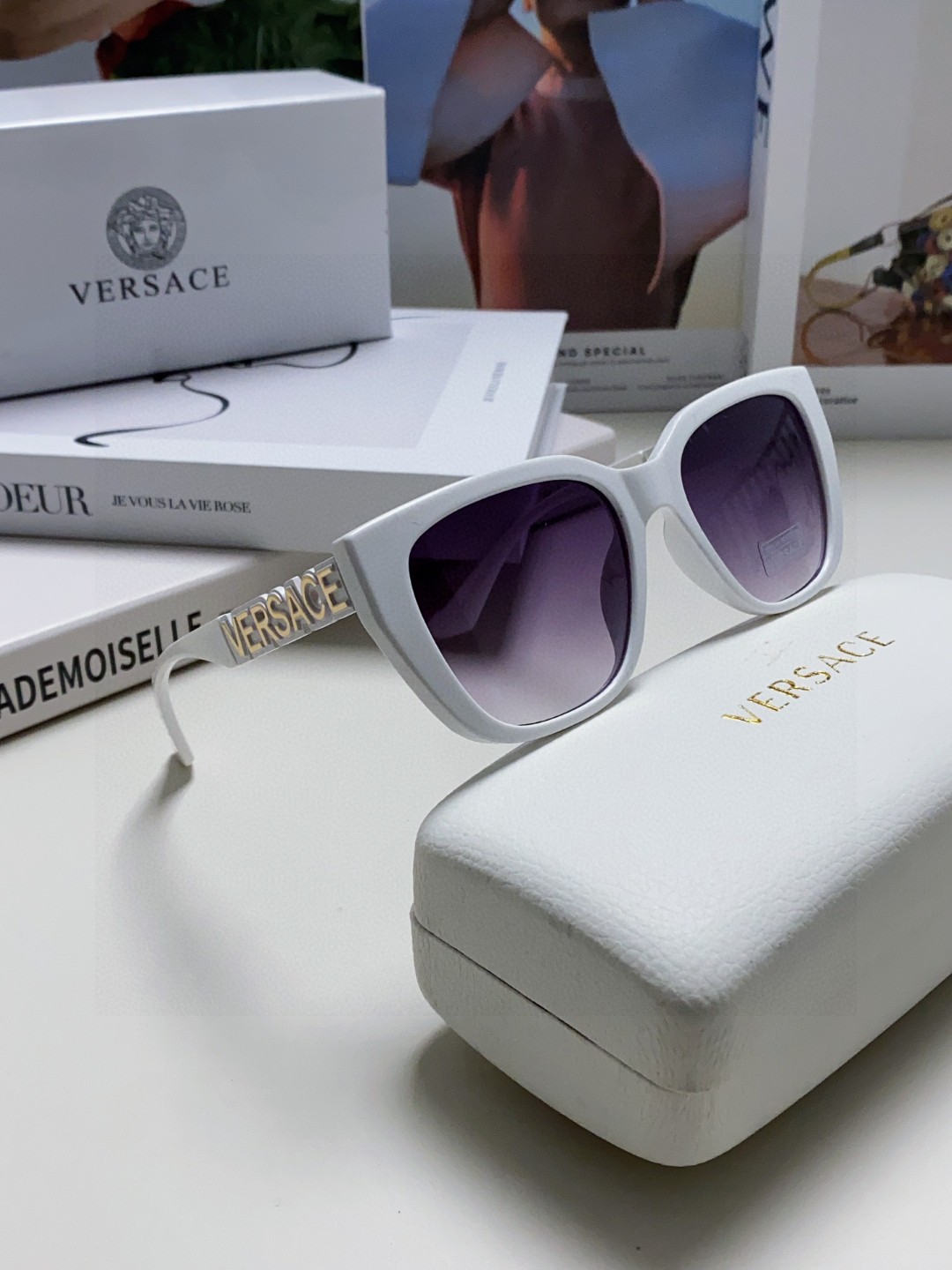   VERSACE 范思哲 👍 Size ：53口18-145
绝对要买😎真心美的让人非常非常心动  上