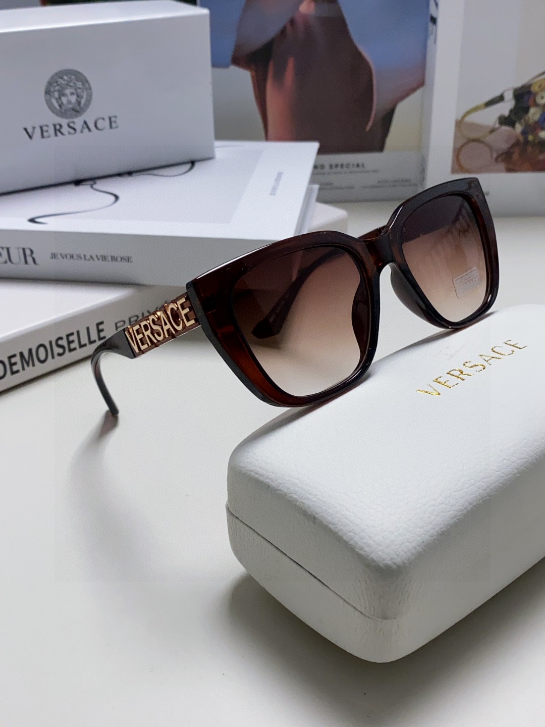   VERSACE 范思哲 👍 Size ：53口18-145
绝对要买😎真心美的让人非常非常心动  上