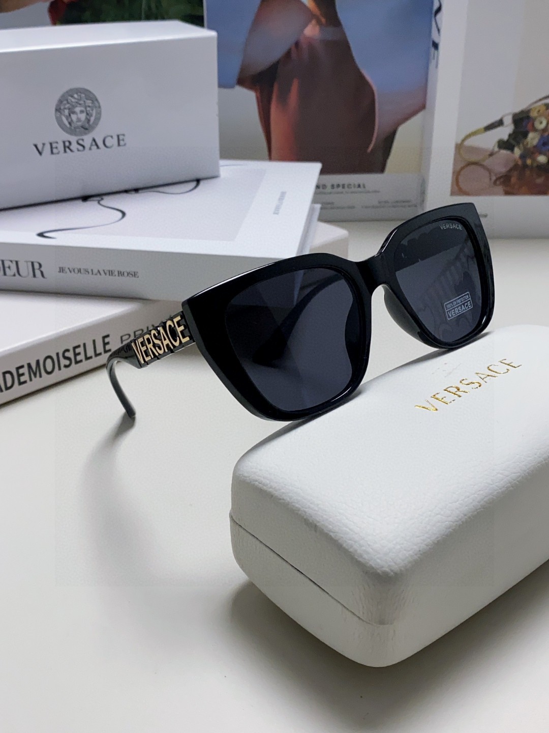   VERSACE 范思哲 👍 Size ：53口18-145
绝对要买😎真心美的让人非常非常心动  上