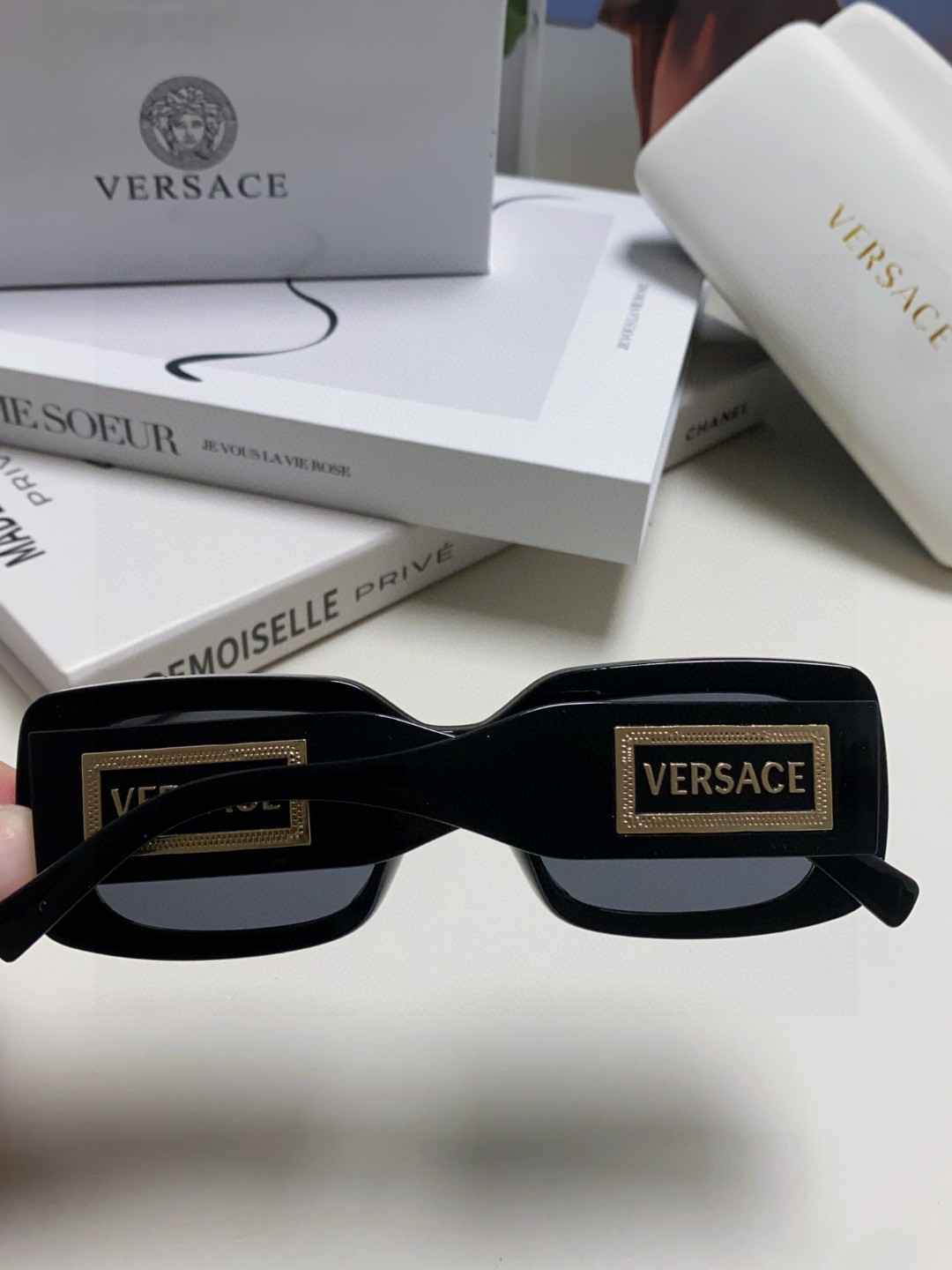  VERSACE范思哲欧美风时尚太阳镜，偏光镜，男女
款遮阳镜、修饰脸型的好搭档