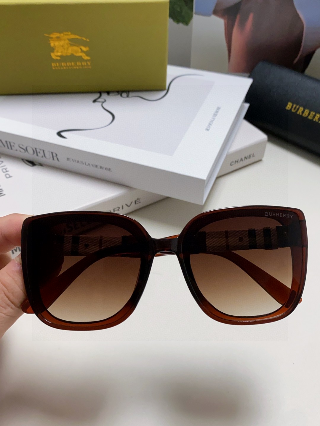  Burberry巴宝莉 2025新款韩版大框宽腿个性超快名媛风墨镜男女通用网红同款显瘦新太阳眼镜 战马
