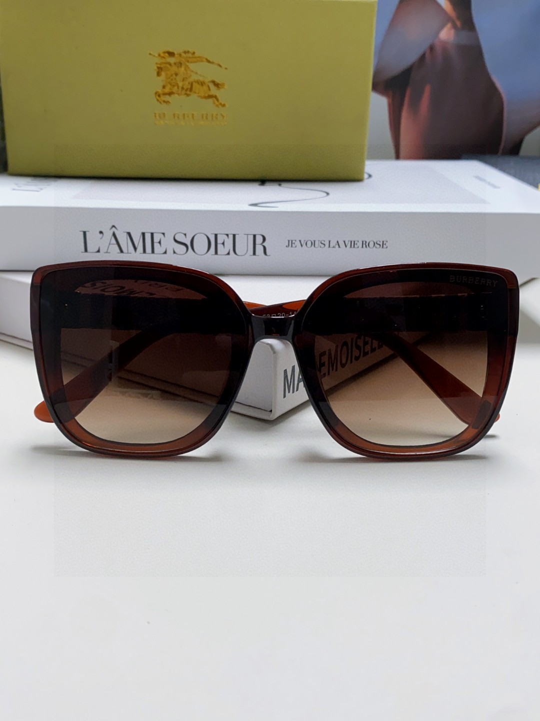  Burberry巴宝莉 2025新款韩版大框宽腿个性超快名媛风墨镜男女通用网红同款显瘦新太阳眼镜 战马