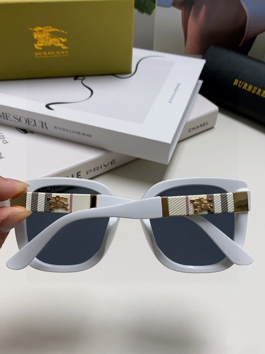  Burberry巴宝莉 2025新款韩版大框宽腿个性超快名媛风墨镜男女通用网红同款显瘦新太阳眼镜 战马