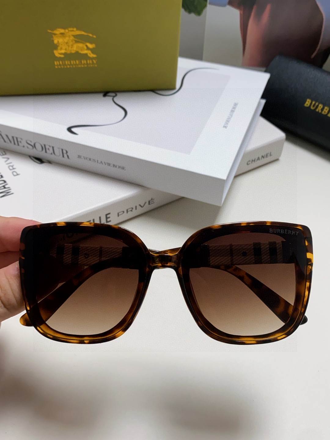  Burberry巴宝莉 2025新款韩版大框宽腿个性超快名媛风墨镜男女通用网红同款显瘦新太阳眼镜 战马