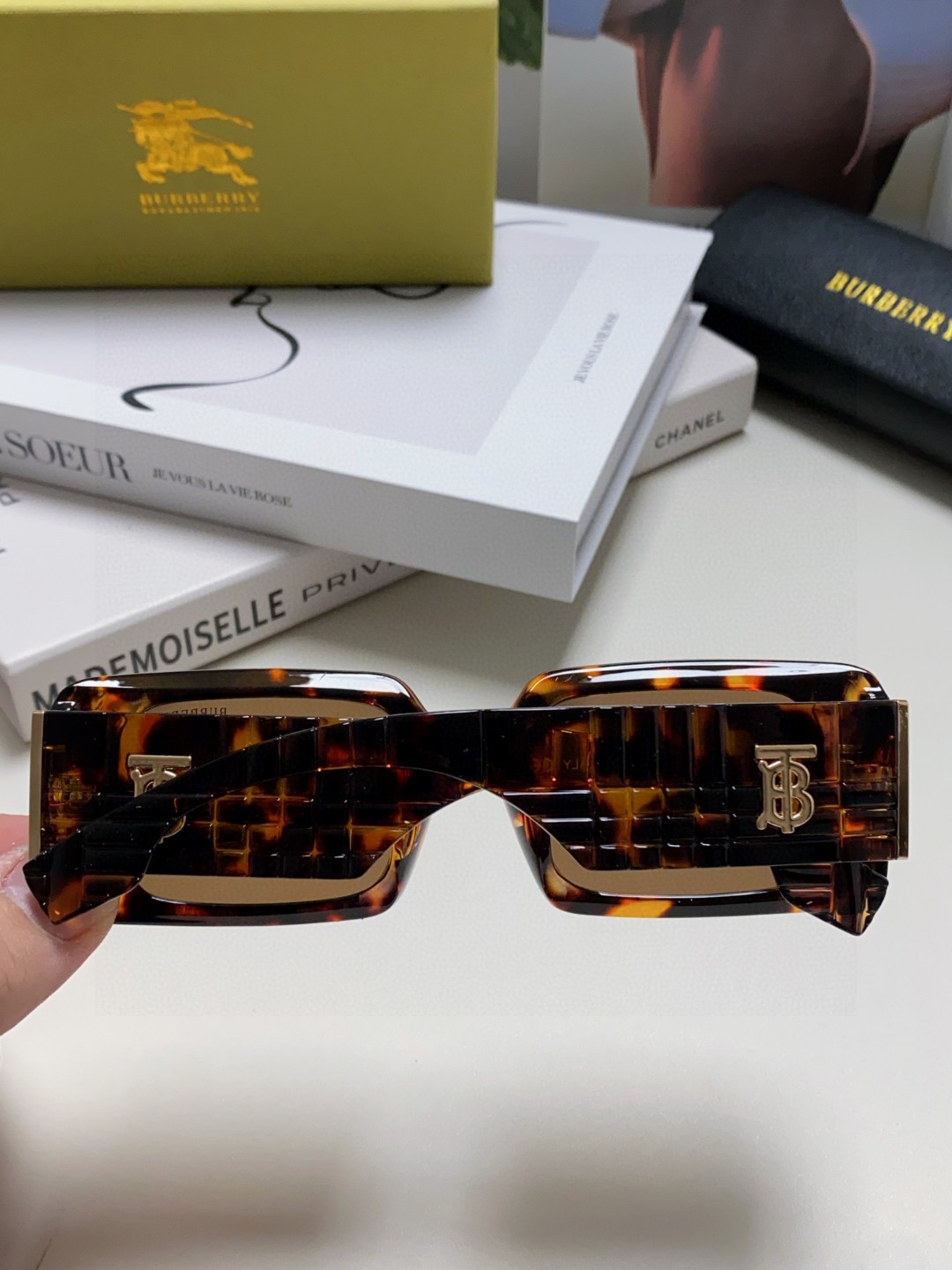  Burberry巴宝莉 2025新款 太阳眼镜复古个性前卫 墨镜模特款潮高质感 方框大气 男女通用