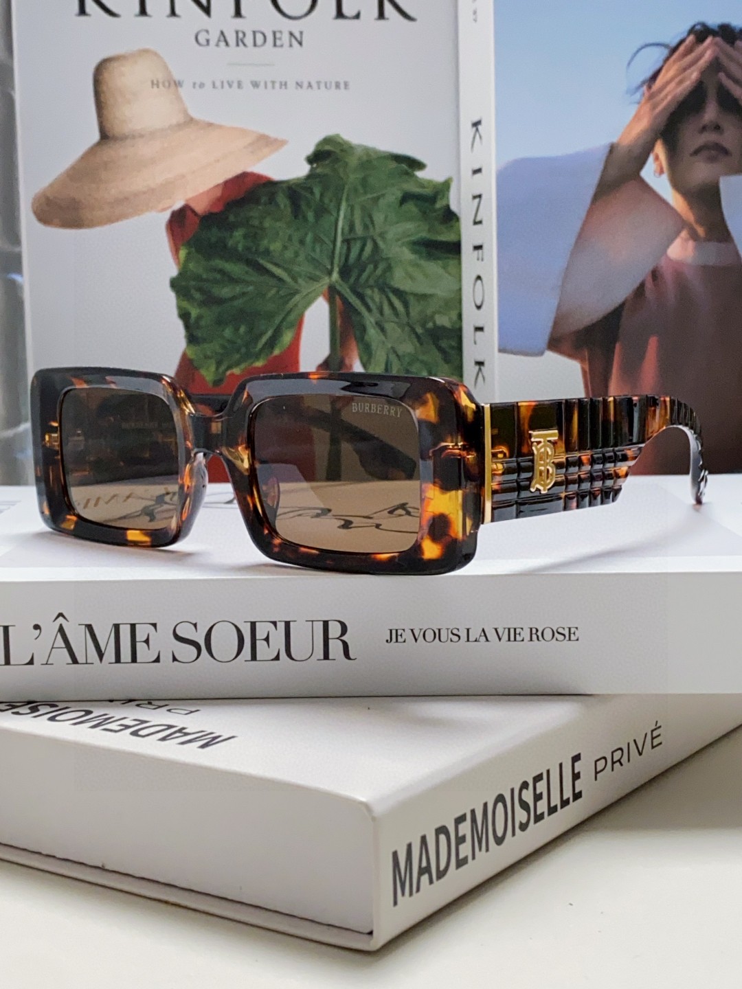 Burberry巴宝莉 2025新款 太阳眼镜复古个性前卫 墨镜模特款潮高质感 方框大气 男女通用