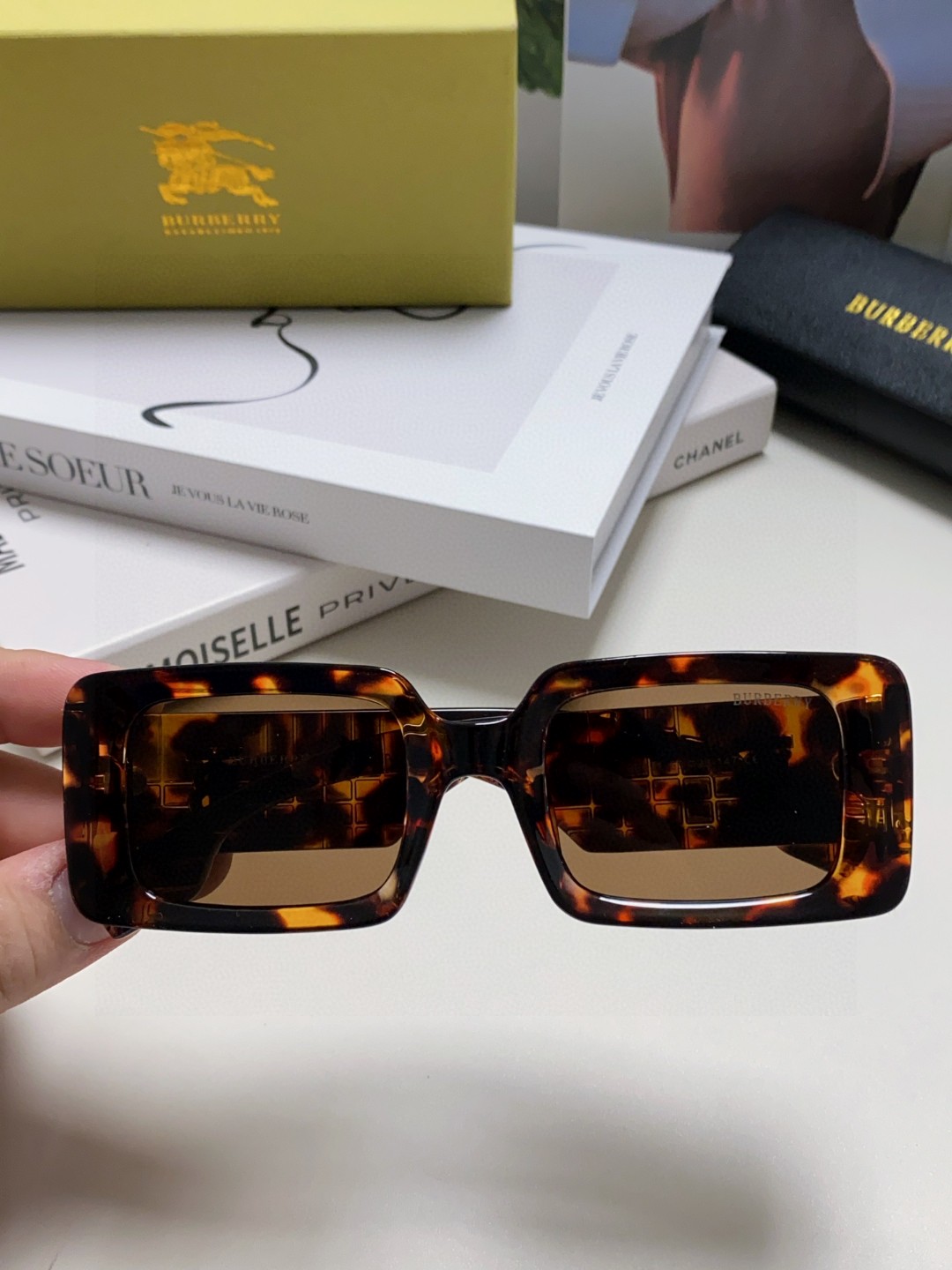  Burberry巴宝莉 2025新款 太阳眼镜复古个性前卫 墨镜模特款潮高质感 方框大气 男女通用
