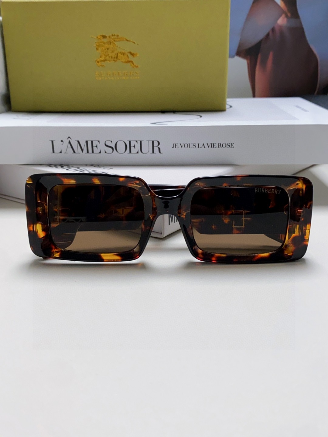  Burberry巴宝莉 2025新款 太阳眼镜复古个性前卫 墨镜模特款潮高质感 方框大气 男女通用