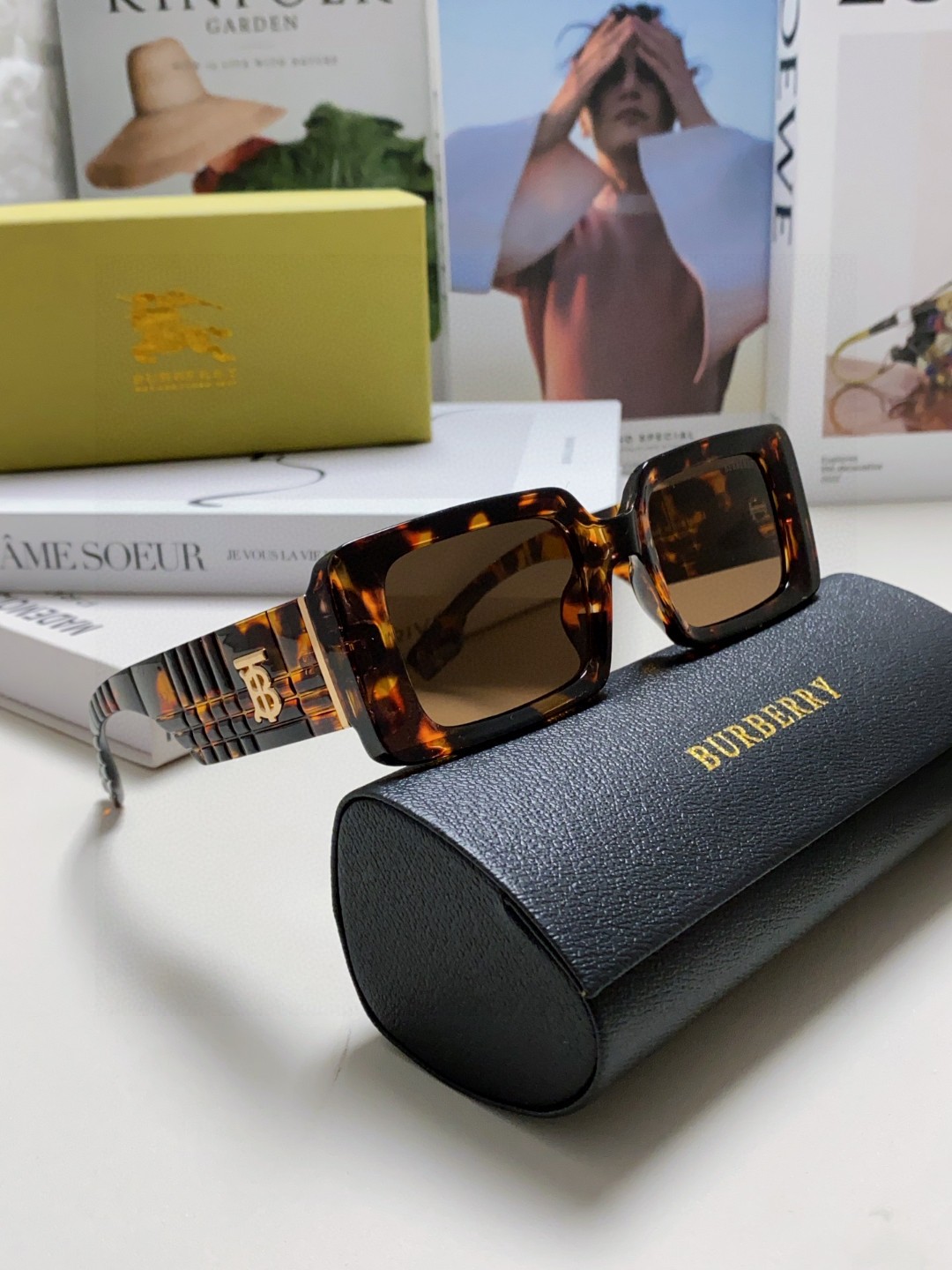  Burberry巴宝莉 2025新款 太阳眼镜复古个性前卫 墨镜模特款潮高质感 方框大气 男女通用