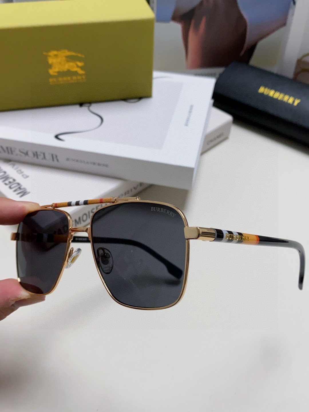  Burberry巴宝莉2025新款 眼镜高清抗疲劳光舒适天然新款框太阳男女通用 
