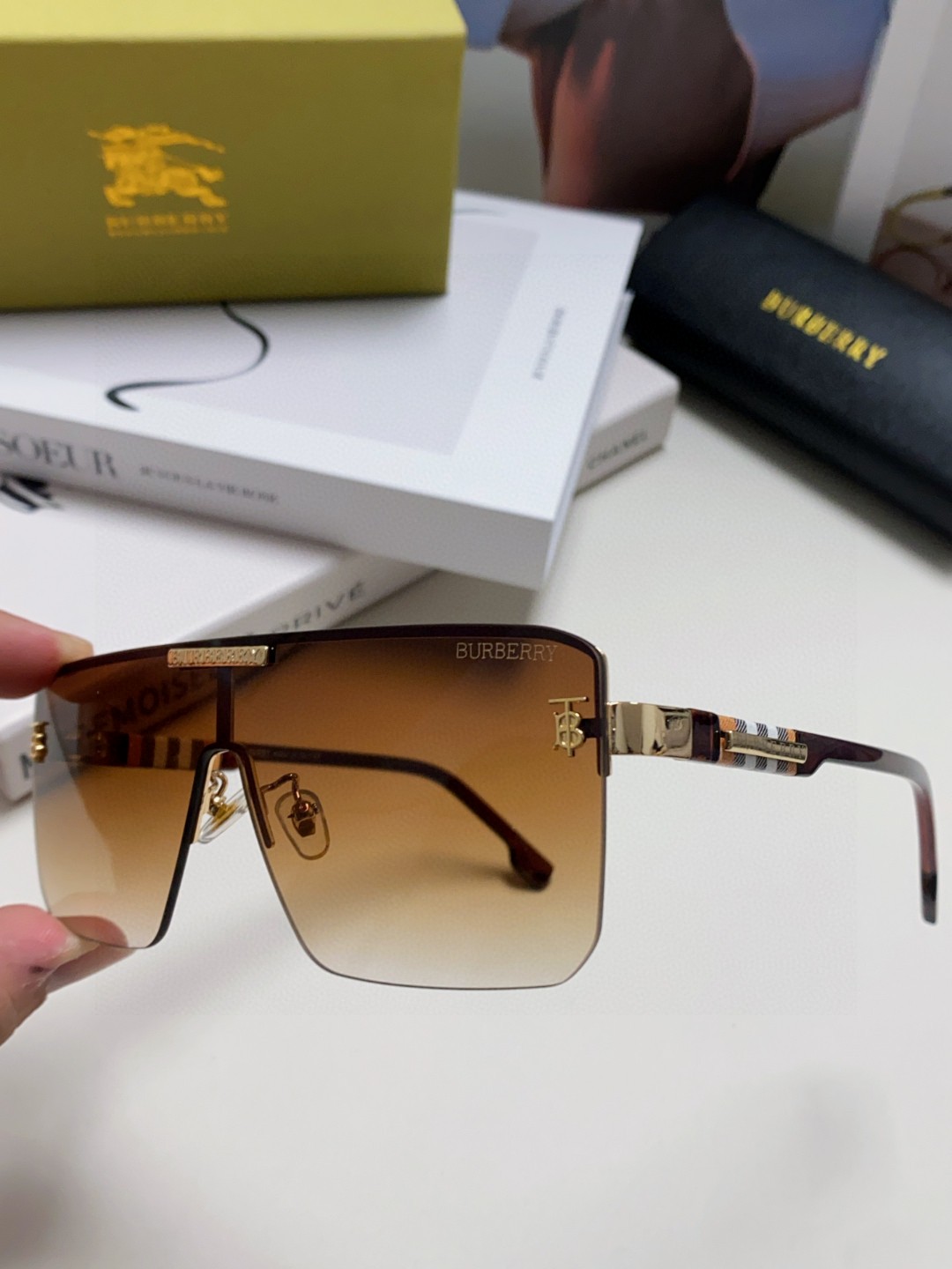  Burberry巴宝莉 2025新款流行个性欧美男太阳镜防紫外线外贸眼镜女莉防晒休闲情侣墨镜 TB新L